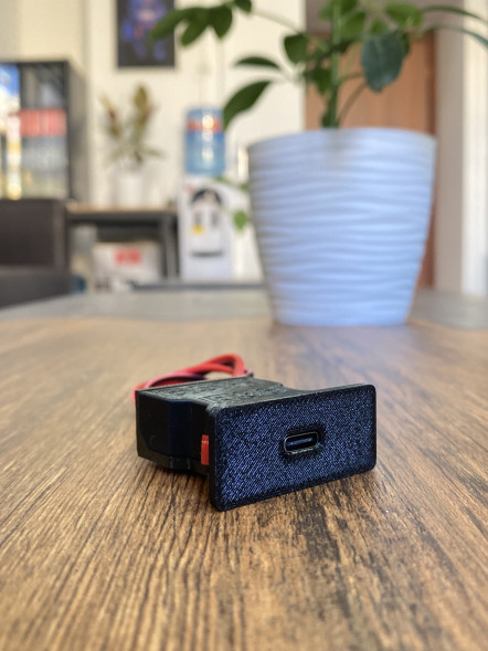 Блок зарядки USB-C 65W для BMW E36 в Севастополе