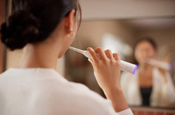 Электрическая зубная щетка Philips Sonicare Series 7100 HX7420/01 (белая) в Севастополе